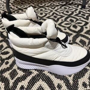 Sorel Women’s Out and About lll Puffy Zip Boots. Size 9.